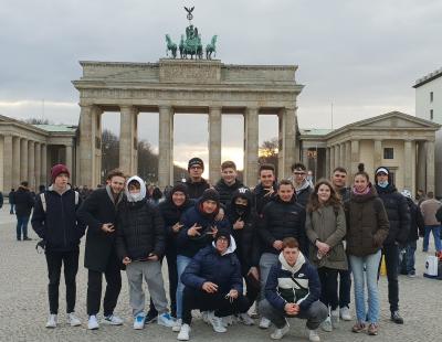 gruppenbild_brandenburger_tor.jpg