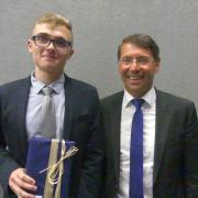 Jahrgangsbester Thomas Thal mit Bürgermeister Metz